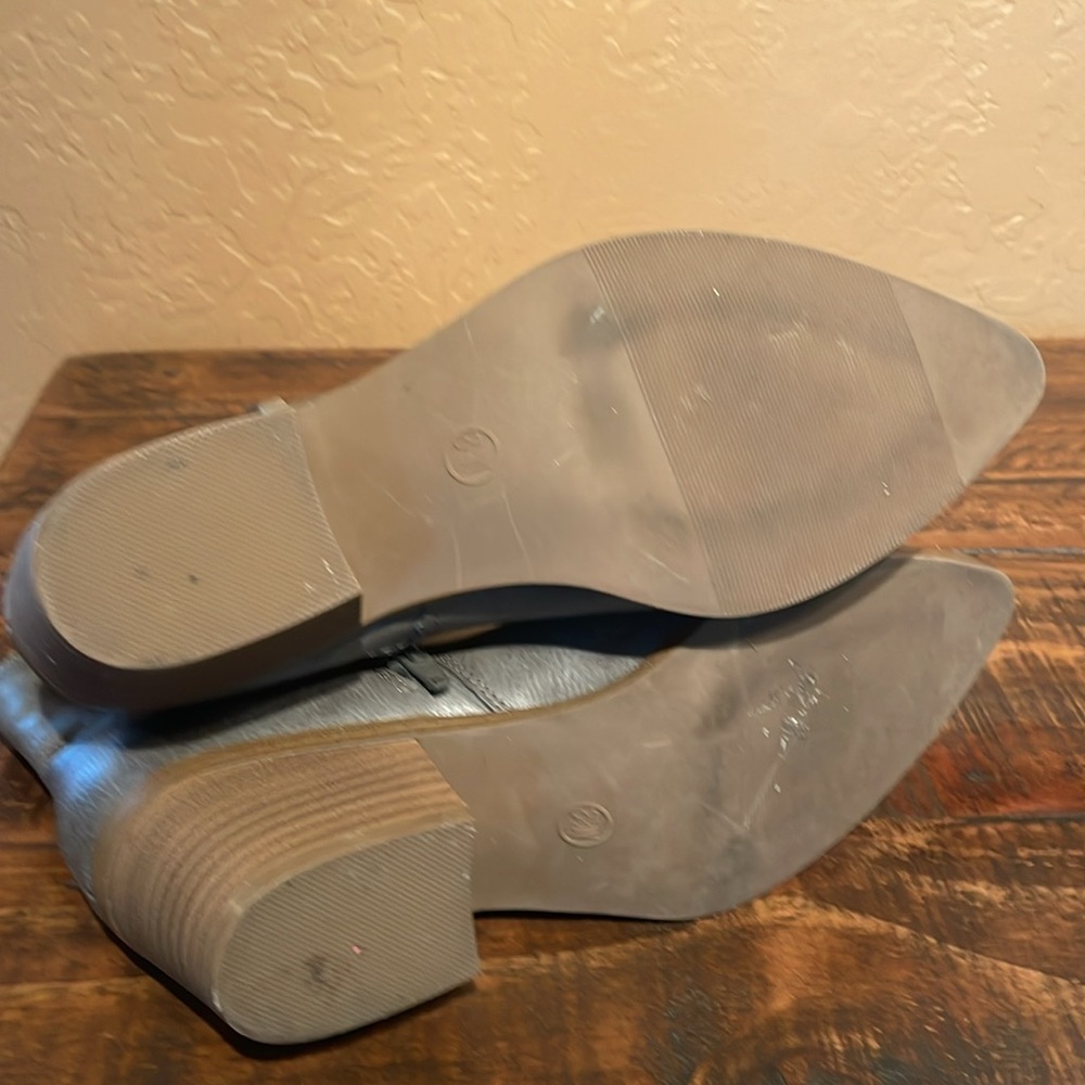 Universal Threads Gray Vegan Leather Ankle Boots sz 8.5 Like New! - Picture 4 of 6